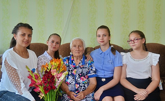 Юнкоры поздравили маму погибшего афганца с днём рождения