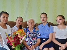 Юнкоры поздравили маму погибшего афганца с днём рождения