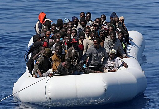 Марокканские ВМС обстреляли лодку с мигрантами