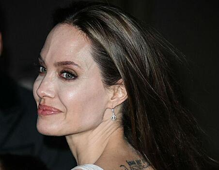 Анджелина Джоли разрешала своим детям пить алкоголь