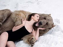 Снежная фотосессия двух моделей из России в обнимку с медведем шокировала Европу