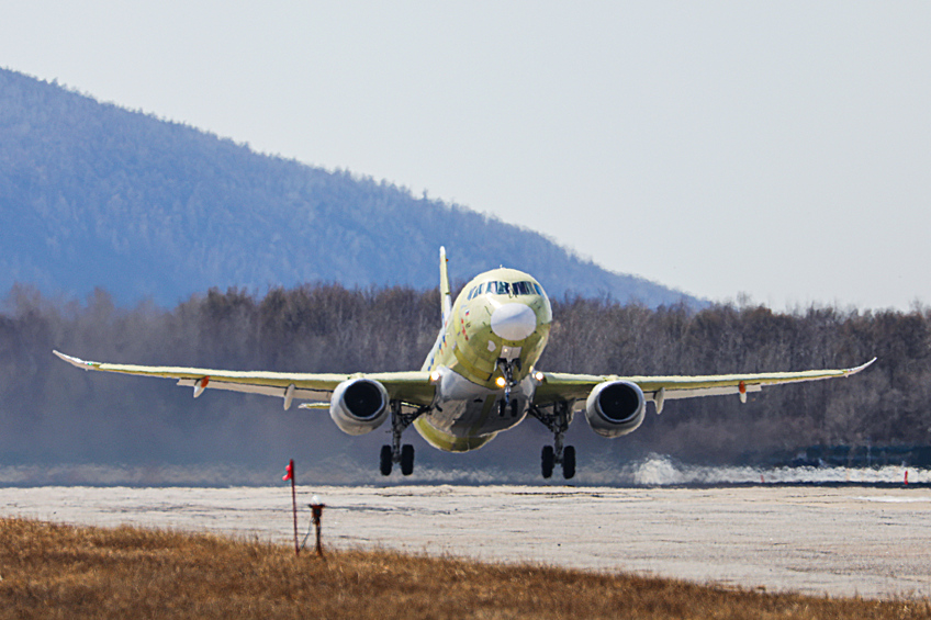 Полет полностью импортозамещенного самолета Superjet