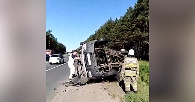 Такси всмятку и перевернувшийся грузовик: ДТП произошло под Ярославлем