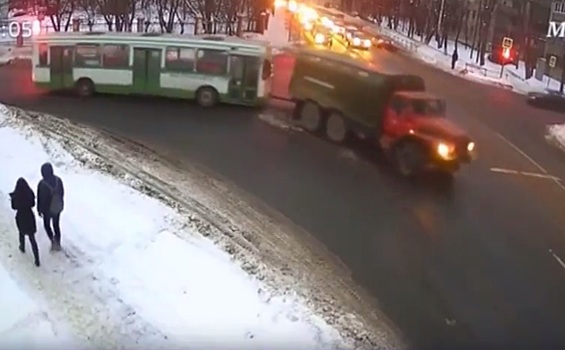 Автобус на буксире снёс легковушку в Серпухове