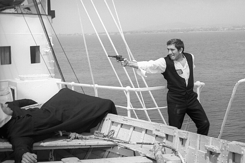 Актер Армен Джигарханян в роли штабс-капитана Овечкина в фильме «Корона Российской империи» (1971)