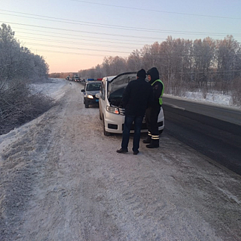 Супружеская пара едва не замерзла на кузбасской трассе из-за поломки автомобиля