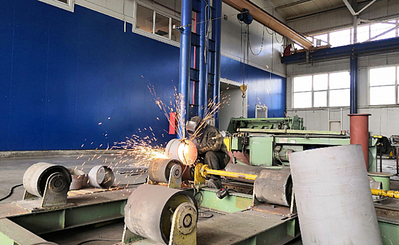 Заместитель губернатора Курской области побывал на заводе по производству металлоконструкций