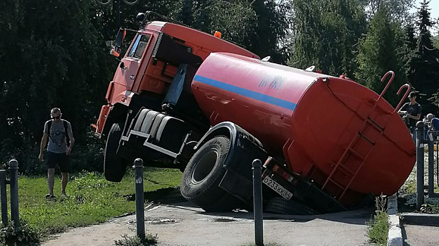 В Саратове поливальная машина провалилась в яму рядом с торговым центром