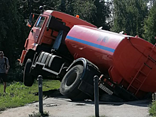 В Саратове поливальная машина провалилась в яму рядом с торговым центром