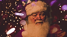 С помощью проекта «Дед Мороз в каждый дом» от Сбера можно пригласить волшебника для детей и взрослых