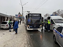 В Уфе автомобиль протаранил остановку