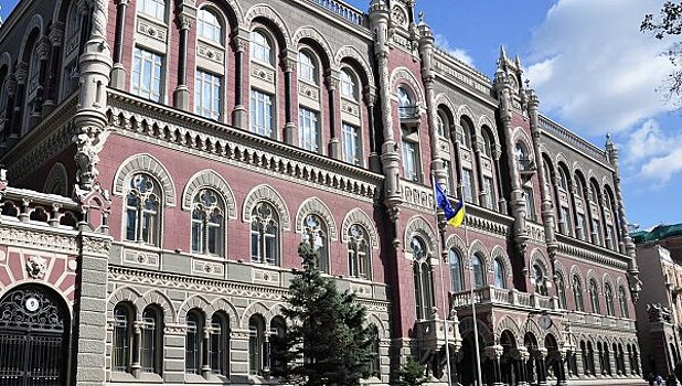 Contact приостановила переводы на Украину
