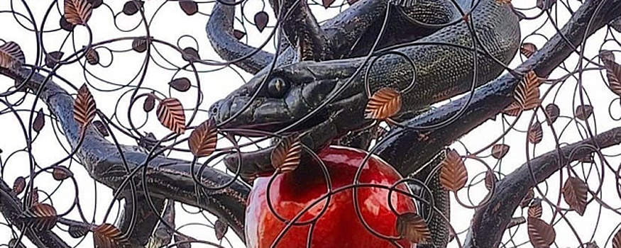 В Кирове установили необычный арт-объект со змеем-искусителем