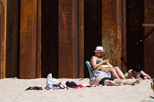 Внедорожник въехал на пляж в Крыму, где отдыхали семьи с детьми