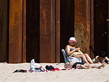 Внедорожник въехал на пляж в Крыму, где отдыхали семьи с детьми