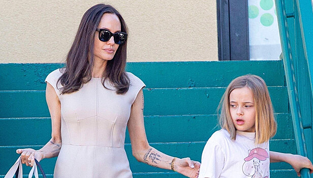 Анджелина Джоли отказалась от балахонов и теперь носит платья по фигуре