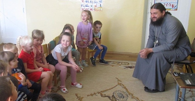 В российском детсаде священник под видом волшебника окропил детей «от болезней»