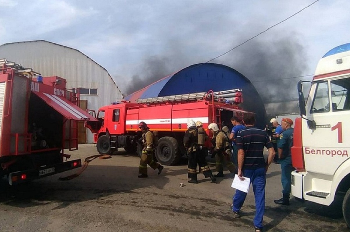 В Белгородской области после атаки БПЛА загорелась кровля частного дома, на месте ЧП работают пожарные