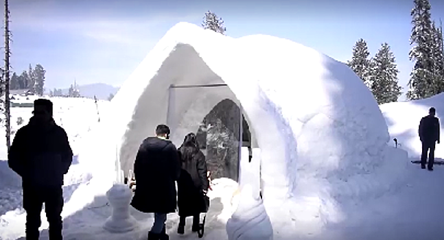 В Индии стали строить снежные хижины