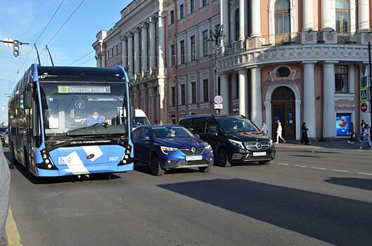 В Челябинске в новых троллейбусах появились аппараты для оплаты наличными