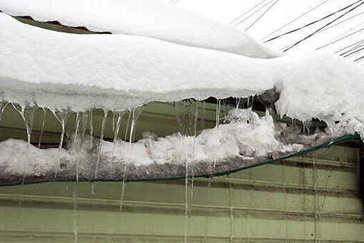 МЧС: за неделю девять человек погибли и 15 пострадали из-за схода снега с крыш