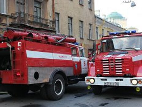 Спасатели ликвидируют пожар рядом с Балтийским вокзалом в Петербурге