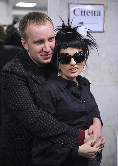 Певица Диана Гурцкая с мужем Петром Кучеренко перед началом концерта «Старые песни о главном» в Государственном Кремлевском дворце, 2008 год