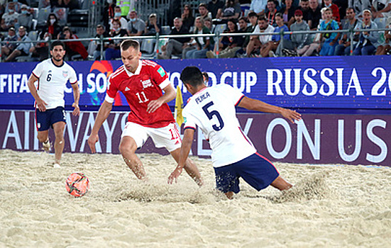 Россияне в субботу сыграют с парагвайцами в матче чемпионата мира по пляжному футболу