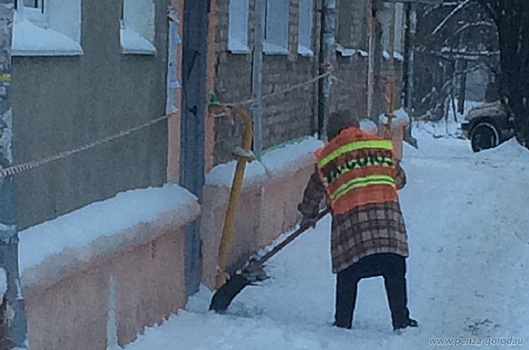 Более тысячи дворников ликвидируют снег с дорог Пензы