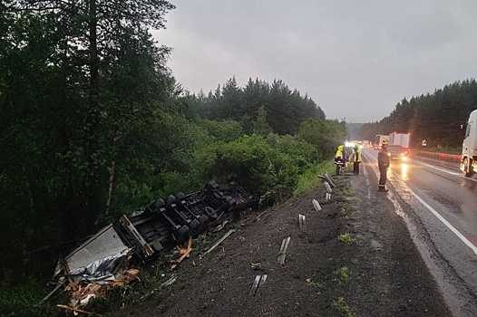Смертельное ДТП с фурой случилось под дождем в Челябинской области
