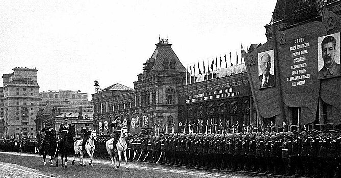 «В кобуре — наган, в сапоге — кинжал»: как встречали  Парад Победы в 1945 году