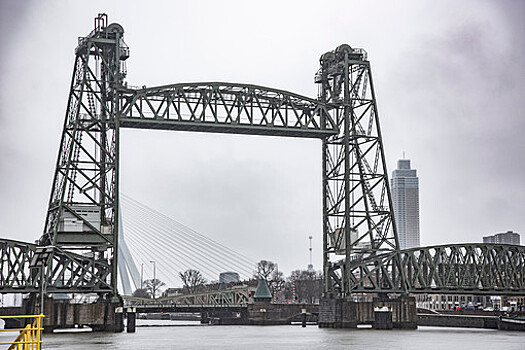 В Роттердаме могут снести исторический мост из-за 127-метровой яхты Безоса