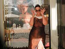 Модель Эшли Грэм показала фигуру в платье с разрезом до бедра