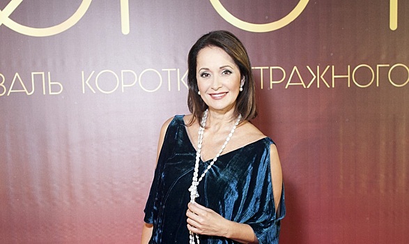 49-летняя Ольга Кабо удивила платьем со смелыми разрезами на церемонии закрытия фестиваля «Короче-2017»