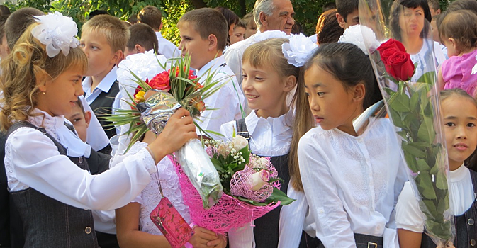 В правительстве Ростовской области рассказали, можно ли девочкам носить брюки в школу