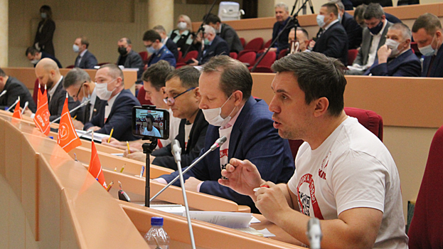 Бондаренко в облдуме допрашивает судей по поводу введения QR-кодов