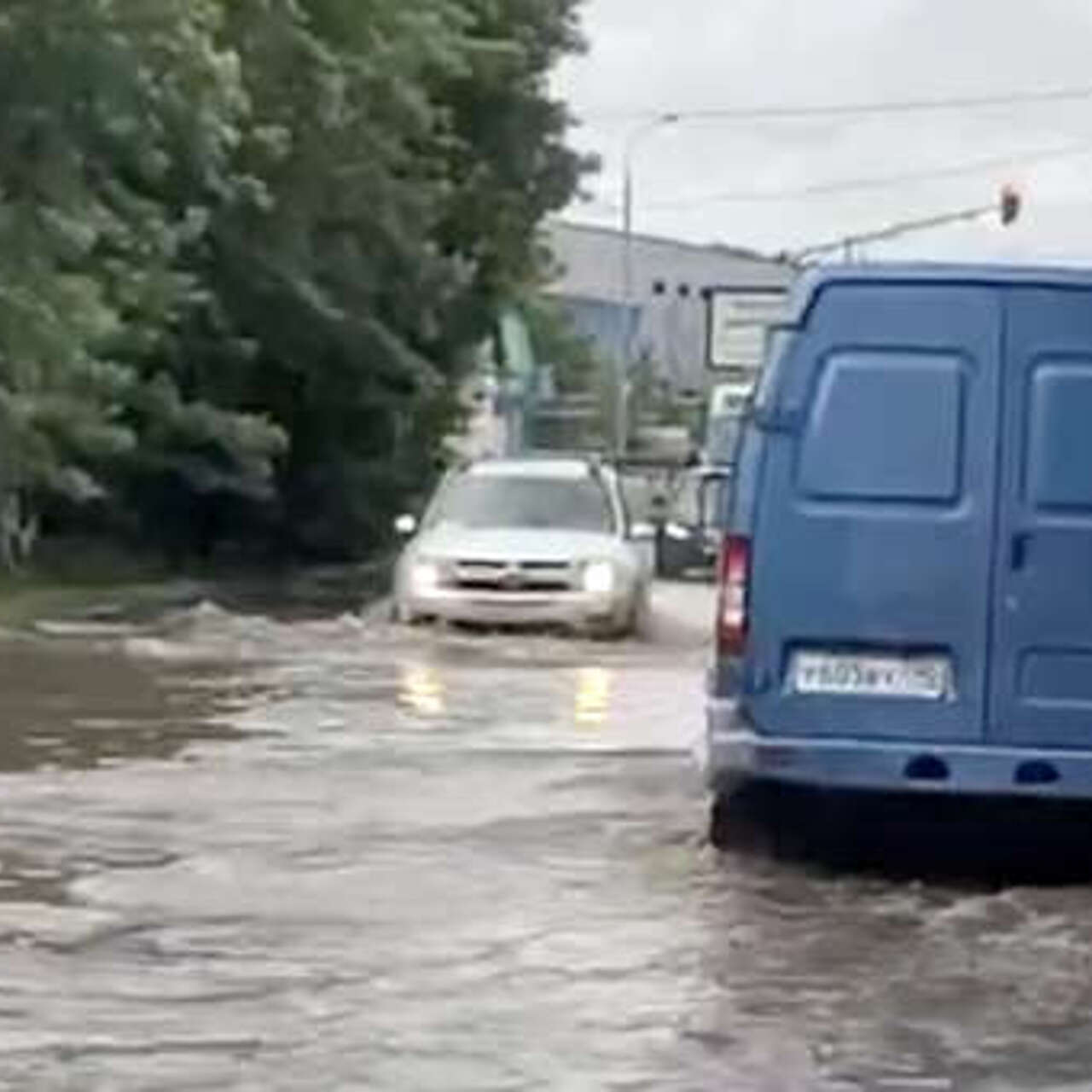 Появилось видео, как в Подмосковье машины тонут в лужах после суперливня -  Рамблер/новости