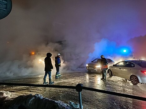 Пострадали люди, улицы залиты кипятком, дома без тепла: репортаж с места новой коммунальной аварии в Новосибирске