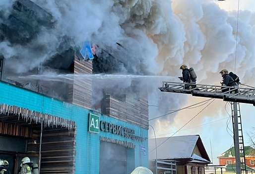 Омские бизнесмены, у которых полностью сгорело помещение, считают, что виновниками пожара могли стать ...