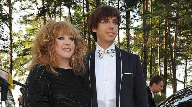 Подписчики Максима Галкина* не узнали его подросшую дочь в образе мрачной брюнетки