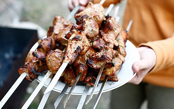 Добавляем в шашлык растительное масло: мясо становится сочнее