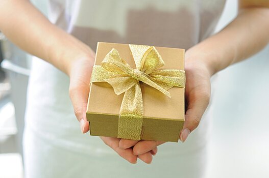 Специалист по этикету назвала подарки, которые нельзя вручать начальнику