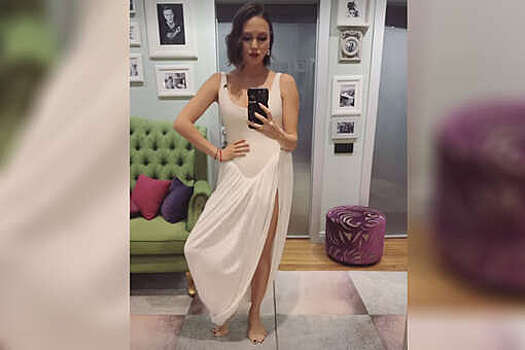 Гимнастка Ляйсан Утяшева снялась в платье с разрезом до бедра