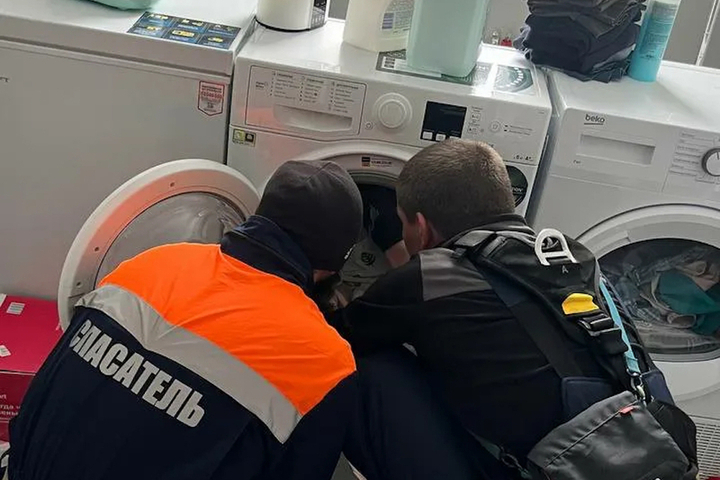 Ребенок застрял в стиральной машине: потребовалась помощь спасателей