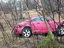 В Петрозаводске автомобиль после ДТП перелетел через тротуар и приземлился в лесополосе
