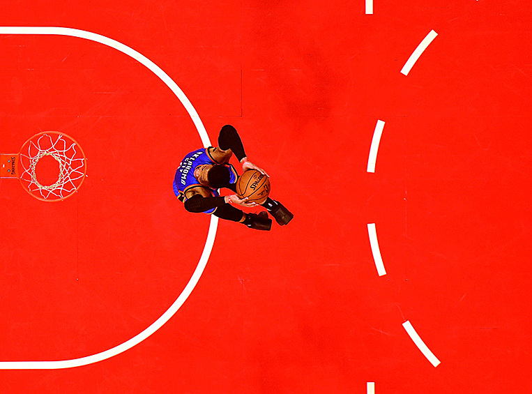Баскетболист Расселл Уэстбрук из американской команды «Оклахома-Сити Тандер» в матче против команды «Лос-Анджелес Клипперс»