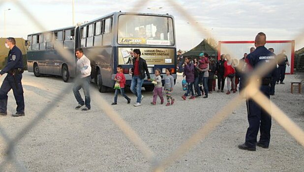 Венгерский парламент одобрил референдум по квотам ЕС на беженцев