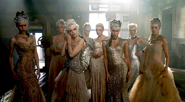 Участницы съемок телеканала «Пятница!» устроили драку в роскошных платьях от Vera Wang