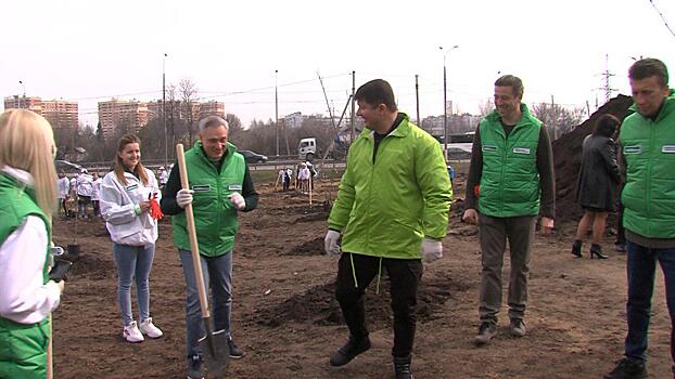 Вице‐губернатор МО Дмитрий Пестов посадил яблоневый сад в Солнечногорке и навел порядок в центральном парке Пушкино