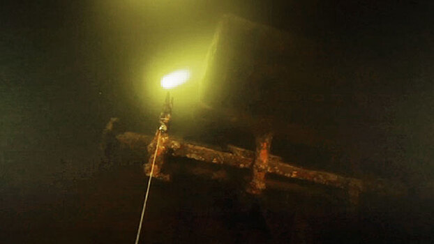 Взорванную баржу времен Войны исследовали на Ладоге: уникальные кадры подводной съемки